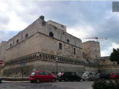 Grazie a Isabella si avviarono lavori anche per il castello Normanno-Svevo, da lei praticamente rifatto per dotarlo di una cintura di bastioni e di quattro poderose torri che ne fecero una delle opere militari pi� importanti in Italia